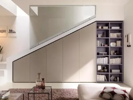 Armadio con ante battenti disegnate e lavorate seguendo l’inclinazione del soffitto per vani scale o mansarde NC304 Moretti Compact