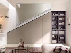 Armadio con ante battenti disegnate e lavorate seguendo l’inclinazione del soffitto per vani scale o mansarde NC304 Moretti Compact