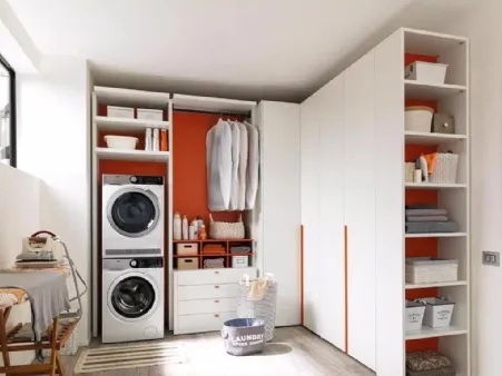 Armadio dedicato all'ambiente lavanderia con 3 ante a battente e cassettiera in laminato frassino bianco NC305 di Moretti Compact