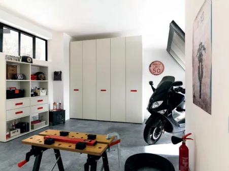 Armadio con ante battenti in nobilitato quarzo, ideale per organizzare qualsiasi ambiente NC308 di Moretti Compact