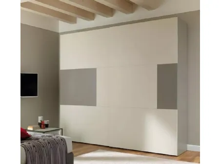 Armadio con ante scorrevoli che associano pannelli in nobilitato quarzo a pannelli laccati colore tortora NC204 Zone D di Moretti Compact