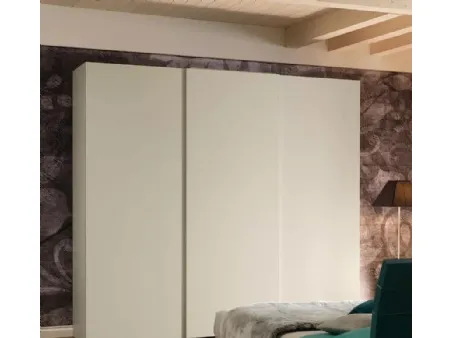 Armadio composto da tre moduli chiusi da ante scorrevoli di cui quella centrale nasconde un grande monitor tv NC209 Slider Fill di Moretti Compact