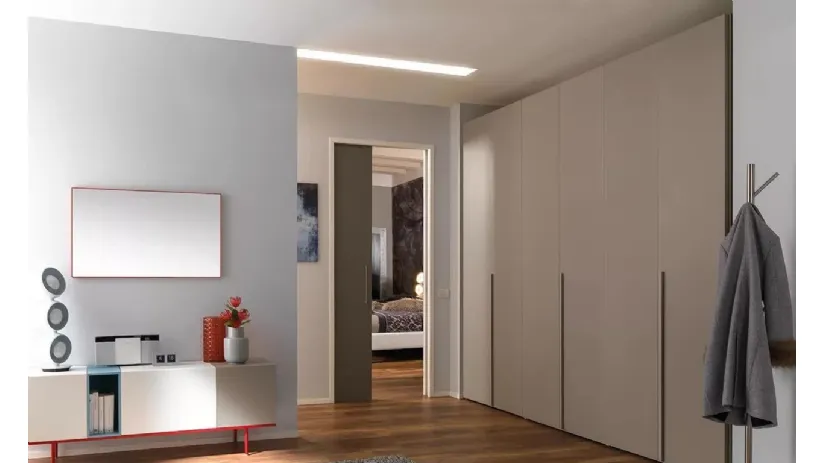 Armadio a muro con ante battenti in laccato nocciola NC306 di Moretti Compact