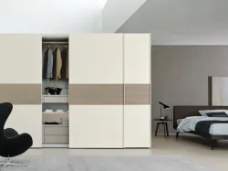Armadio con ante scorrevoli in laccato opaco con inserto in Rovere Cenere Polo di Sangiacomo
