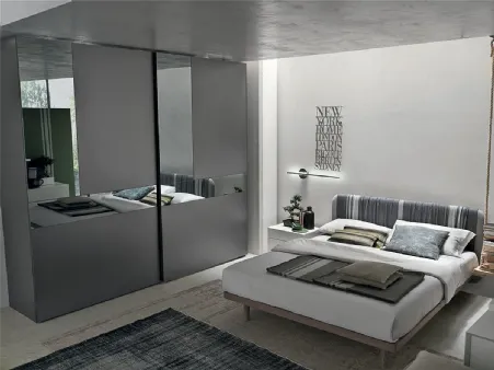 Armadio Cristal in laccato opaco antracite con ante specchio grigio e grigio satinato di Tomasella