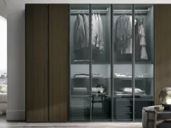 Armadio Metropolis in materico rovere termocotto con ante in materico rovere termocotto e vetro fumé 363 di Tomasella