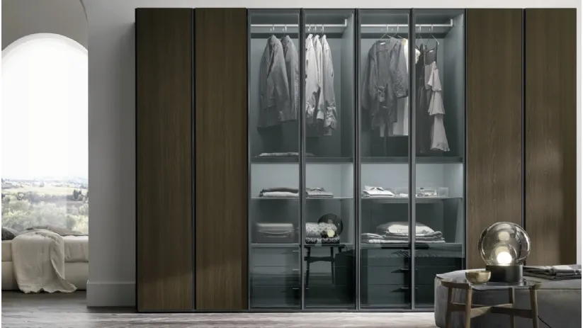 Armadio Metropolis in materico rovere termocotto con ante in materico rovere termocotto e vetro fumé 363 di Tomasella