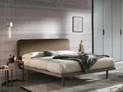 Letto Milly con testiera rivestita in tessuto di Tomasella