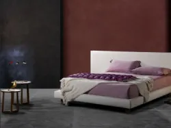 Letto imbottito dalle linee semplici ed eleganti con testiera geometrica Milo Ring 14 di Excò