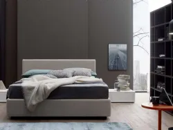 Letto in tessuto con testiera dal design semplice ed essenziale New Life di Spagnol Mobili