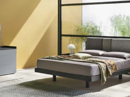 Letto con testiera in tessuto imbottito e trapuntato Nikki di Tomasella