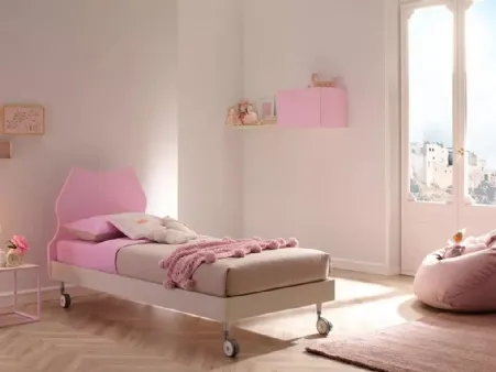 Letto singolo in nobilitato Quarzo con testiera Cat dalle linee pulite laccata Cipria e quattro comode ruote SC102 di Moretti Compact