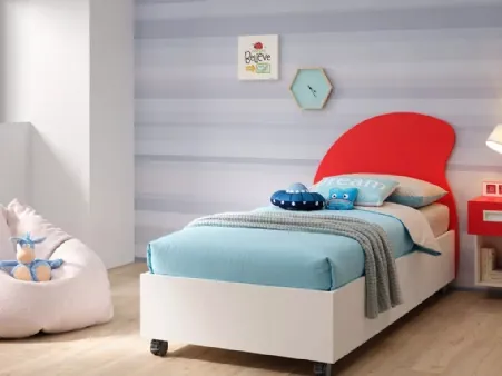 Letto singolo con contenitore SC103 in nobilitato Bianco Luce e testiera Hat in laccato Ciliegia di Moretti Compact