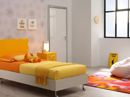 Letto singolo in nobilitato Quarzo con testiera sagomata Sponge in laccato Giallo Sole SC104 di Moretti Compact