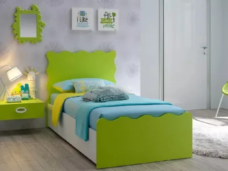Letto singolo moderno in nobilitato Bianco Luce con testiera e pediera sagomate in laccato Verde Cedro SC109 di Moretti Compact