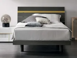 Letto singolo in laccato opaco con testiera con inserti materici Joker di Tomasella