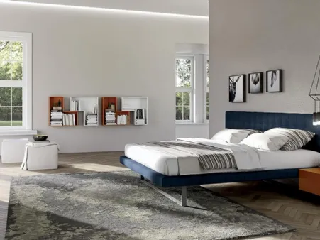 Letto Line Maya Light con boiserie rivestita tessuto di Spagnol Mobili
