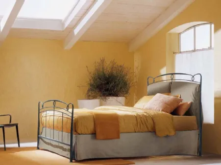 Letto in ferro battuto con testiera rivestita in tessuto imbottito e contenitore Versilia di Bontempi