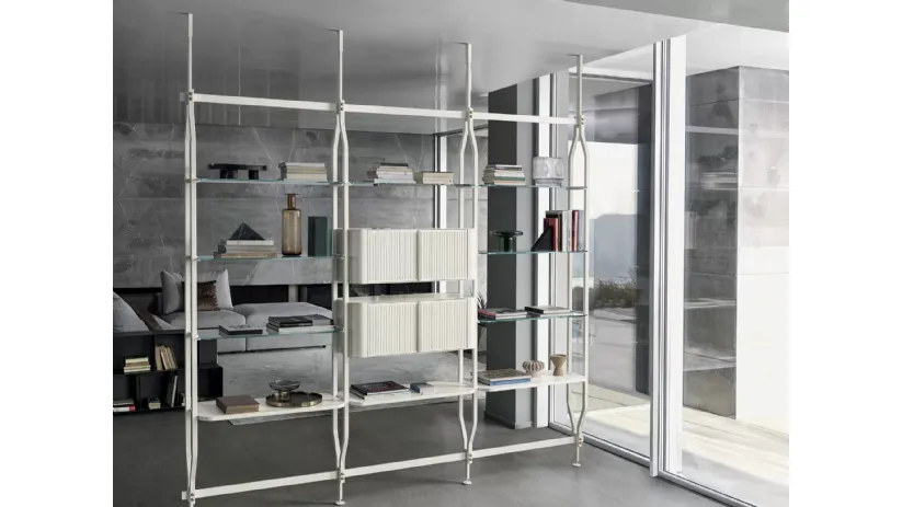 Libreria divisoria Charlotte a soffitto in acciaio laccato con ripiani in legno di Bontempi