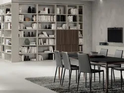 Libreria Living Mood sistema Fluida in laccato Tortora con ante in Noce Steady di Scavolini