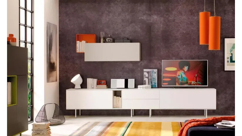 Parete attrezzata con wallbox a giorno e basamento in metallo laccato opaco LV106 di Moretti Compact