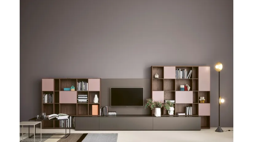 Parete attrezzata con libreria Wall 12 01 in laccato opaco e legno di Novamobili