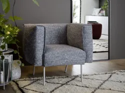 Poltroncina Onni in tessuto imbottito di Novamobili