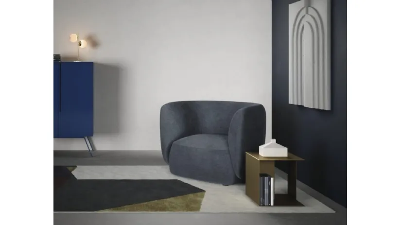 Poltroncina Blossom in tessuto imbottito dalle linee curve di Novamobili