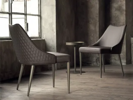 Poltroncina Clara in ecopelle con base in acciaio laccato di Bontempi