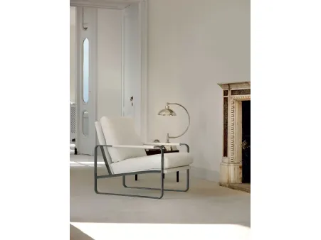 Poltrona Clarissa rivestita in tessuto imbottito con struttura in acciaio laccato di Bontempi