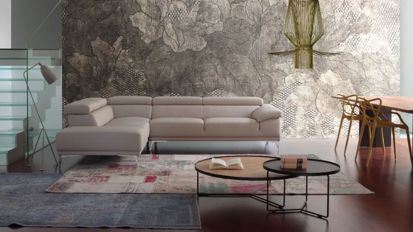 Divano angolare in ecopelle color beige con poggiatesta regolabili e piedini in metallo di Calia