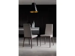 Sedia in pelle con base in faggio tinto Blues di Ozzio