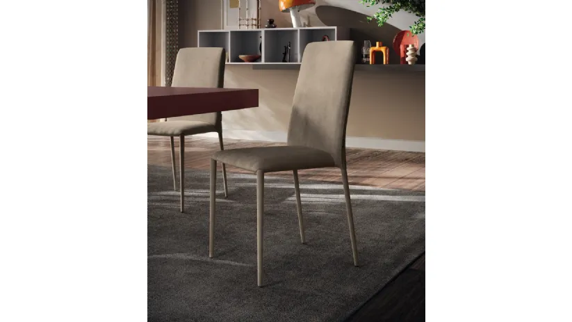 Sedia Cloe rivestita in tessuto Nabuk di Scavolini