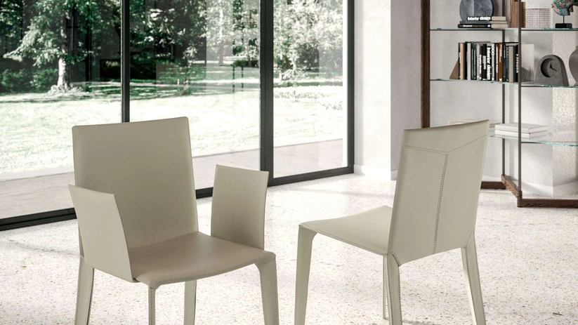 Sedia di design con e senza braccioli completamente rivestita in cuoio Frisbee di Ozzio