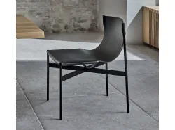 Sedia Lucrezia con struttura in acciaio laccato e monoscocca imbottita e rivestita in cuoio di Bontempi