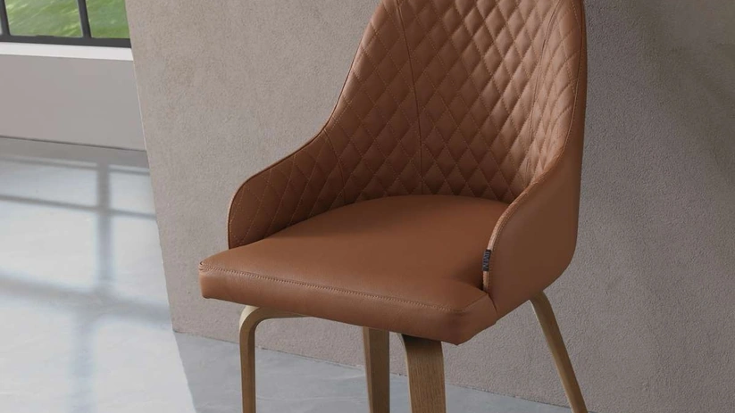 Sedia Atena in pelle con gambe in legno di Ozzio