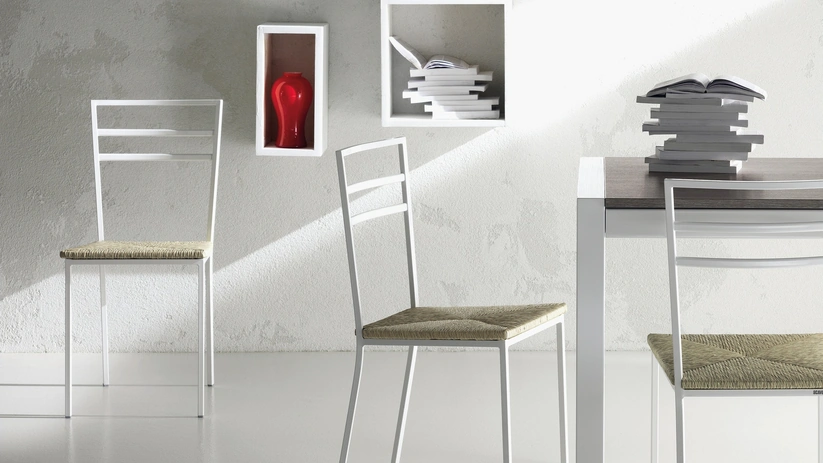 Sedia Quadrifoglio in metallo con seduta in paglia sintetica di Scavolini