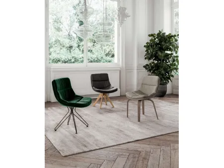 Sedia Sally in pelle imbottita e trapuntata con base in legno di Ozzio