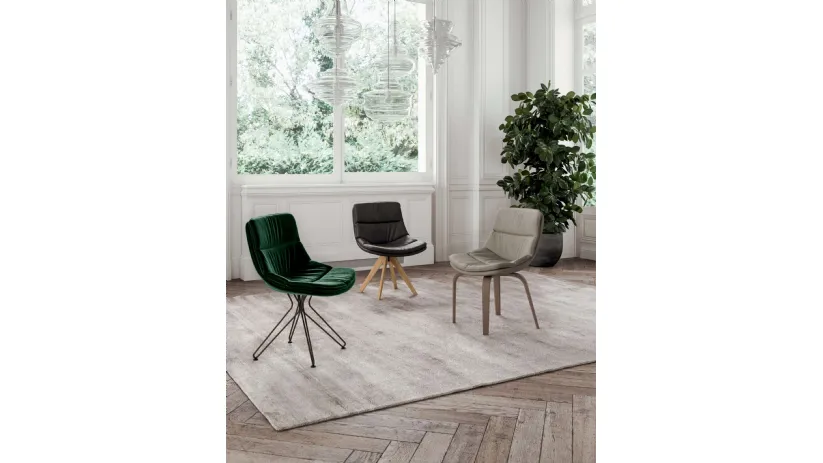 Sedia Sally in pelle imbottita e trapuntata con base in legno di Ozzio