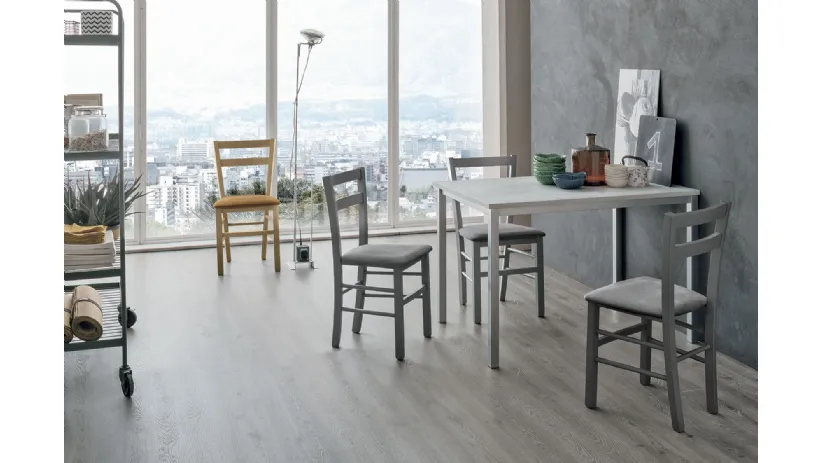 Sedia Salvador con struttura in legno verniciato e seduta in morbida microfibra effetto velluto di Target Point