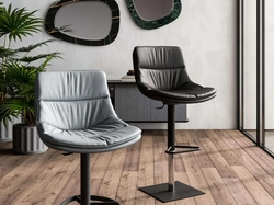 Sgabelli in pelle Coco e Noa di Ozzio