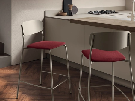 Sgabello Sam in metallo con seduta imbottita di Scavolini