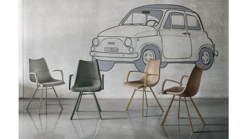 Sedia Maiorca Poltroncina con braccioli rivestita in tessuto soft touch vintage di Target Point