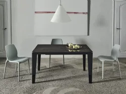 Tavolo allungabile Cruz XXL con top in SuperMarmo e base in acciaio laccato di Bontempi