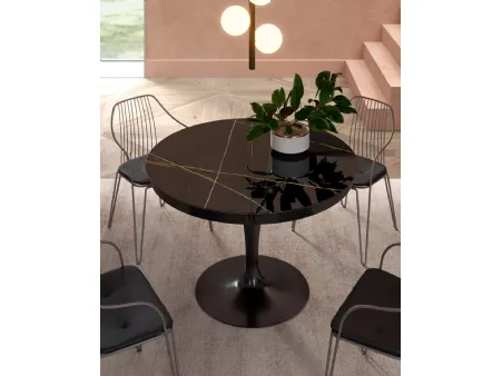 Tavolo rotondo allungabile Eclipse con top in marble glass Sahara Noir Lucido di Ozzio