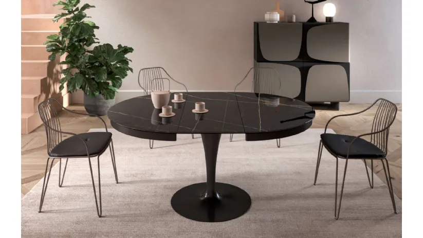 Tavolo rotondo allungabile Eclipse con top in marble glass Sahara Noir Lucido e base in metallo di Ozzio