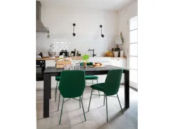 Tavolo allungabile con top in ceramica stone e gambe in legno di faggio laccato grafite Eminence Wood di Connubia