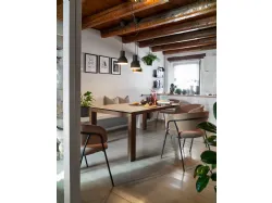 Tavolo allungabile con gambe in legno e top in ceramica Sigma di Connubia