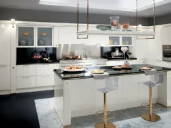 Cucina Classica angolare con isola Baccarat in laccato lucido Bianco di Scavolini