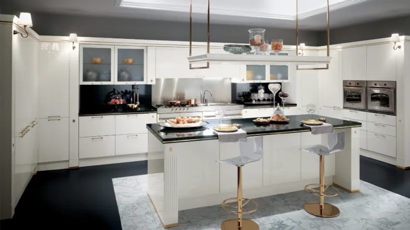 Cucina Classica angolare con isola Baccarat laccata lucida Bianca di Scavolini